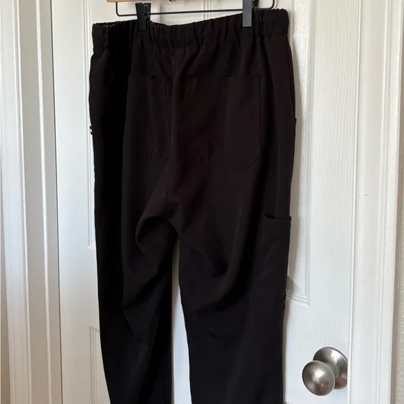 Beyond Scrubs Set - Women’s Black V-Neck Scrub Top Large and Drawstring Pant Med - Picture 11 of 12